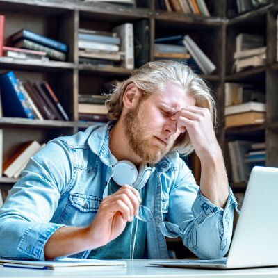 Bild zu Symptome für Weitsichtigkeit (Hyperopie)