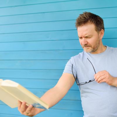 Bild zu Symptome für Alterssichtigkeit (Presbyopie)