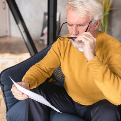 Bild zu Lesebrillen und Gleitsichtbrillen korrigieren Alterssichtigkeit