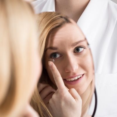 Bild zu Kontaktlinsen einfach aufsetzen und absetzen